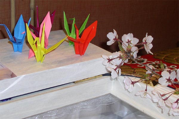 糸島葬儀羅漢の故人への折鶴と桜